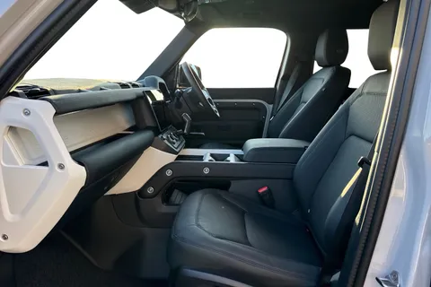 Land Rover Defender 110 3.0 D250 MHEV X-Dynamic SE Auto 4WD Euro 6 (s/s) 5dr Thumbnail #4