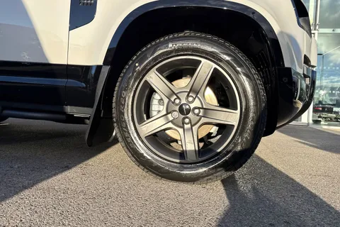 Land Rover Defender 110 3.0 D250 MHEV X-Dynamic SE Auto 4WD Euro 6 (s/s) 5dr Thumbnail #9