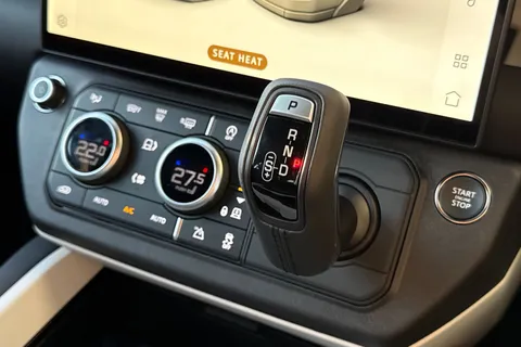 Land Rover Defender 110 3.0 D250 MHEV X-Dynamic SE Auto 4WD Euro 6 (s/s) 5dr Thumbnail #17