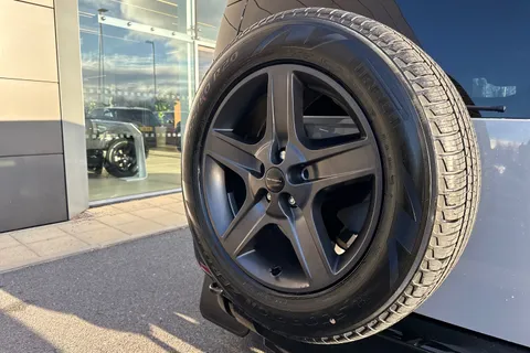 Land Rover Defender 110 3.0 D250 MHEV X-Dynamic SE Auto 4WD Euro 6 (s/s) 5dr Thumbnail #23