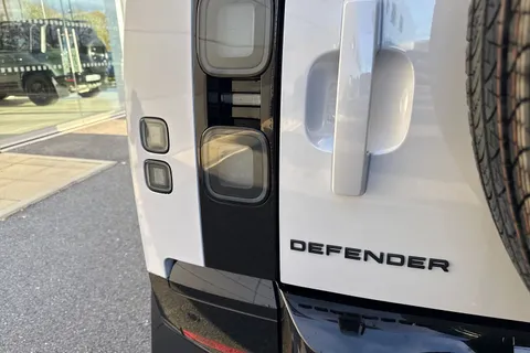Land Rover Defender 110 3.0 D250 MHEV X-Dynamic SE Auto 4WD Euro 6 (s/s) 5dr Thumbnail #24