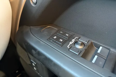 Land Rover Defender 110 3.0 D250 MHEV X-Dynamic SE Auto 4WD Euro 6 (s/s) 5dr Thumbnail #33