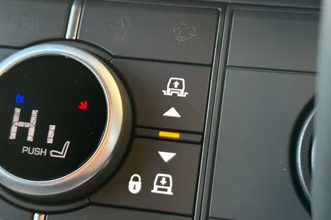 Land Rover Defender 110 3.0 D250 MHEV X-Dynamic SE Auto 4WD Euro 6 (s/s) 5dr Thumbnail #45