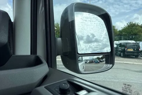 DG25EHF Volkswagen Crafter 2.0 TDI 140PS Commerce Plus High Roof Van Thumbnail #17