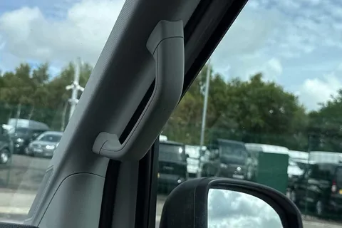 DG25EHF Volkswagen Crafter 2.0 TDI 140PS Commerce Plus High Roof Van Thumbnail #36