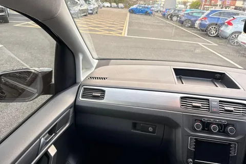 LT67NZO Volkswagen Caddy Maxi Life 2.0 TDI BlueMotion Tech DSG Euro 6 (s/s) 5dr Thumbnail #16