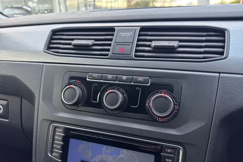 LT67NZO Volkswagen Caddy Maxi Life 2.0 TDI BlueMotion Tech DSG Euro 6 (s/s) 5dr Thumbnail #20