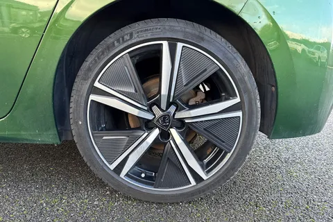 YE72BLJ PEUGEOT 308 1.2 PureTech GT EAT Euro 6 (s/s) 5dr Thumbnail #12