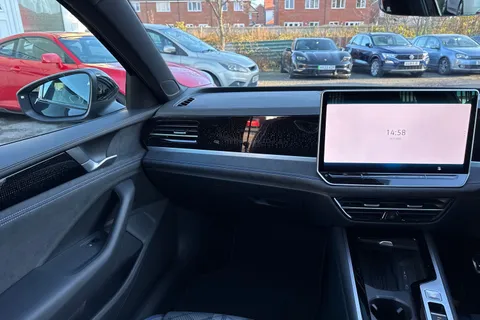 DE25URF Volkswagen Passat 1.5 TSI eHybrid 272 R-Line 5dr DSG⭐ Sunroof, Driver Assistance Pack, Info P Thumbnail #21