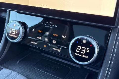 19 of 61 for Jaguar F-Pace 2.0 D200 MHEV R-Dynamic HSE Black Auto AWD Euro 6 (s/s) 5dr