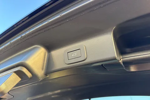 28 of 61 for Jaguar F-Pace 2.0 D200 MHEV R-Dynamic HSE Black Auto AWD Euro 6 (s/s) 5dr