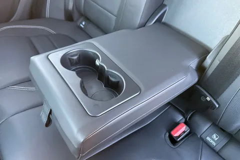 38 of 61 for Jaguar F-Pace 2.0 D200 MHEV R-Dynamic HSE Black Auto AWD Euro 6 (s/s) 5dr