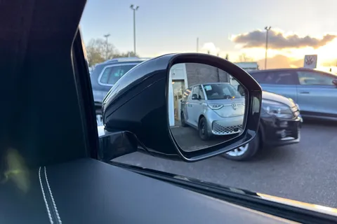 41 of 61 for Jaguar F-Pace 2.0 D200 MHEV R-Dynamic HSE Black Auto AWD Euro 6 (s/s) 5dr