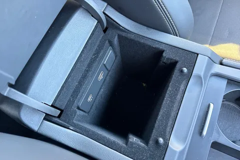 44 of 61 for Jaguar F-Pace 2.0 D200 MHEV R-Dynamic HSE Black Auto AWD Euro 6 (s/s) 5dr