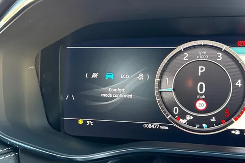 49 of 61 for Jaguar F-Pace 2.0 D200 MHEV R-Dynamic HSE Black Auto AWD Euro 6 (s/s) 5dr