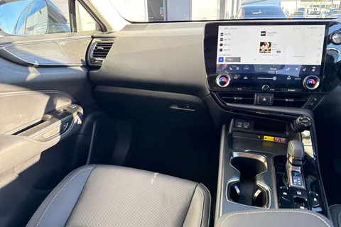 YB74HYP Lexus Nx 2.5 350h Takumi E-CVT FWD Euro 6 (s/s) 5dr Thumbnail #21