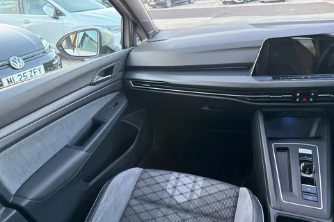 20 of 47 for VOLKSWAGEN GOLF 1.5 eTSI 150 R-Line 5dr DSG