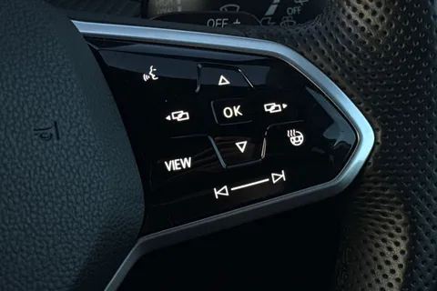 34 of 47 for VOLKSWAGEN GOLF 1.5 eTSI 150 R-Line 5dr DSG