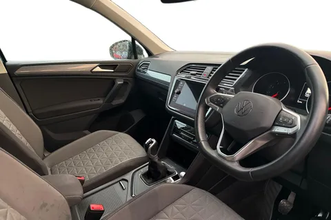 YA22HVK Volkswagen Tiguan 1.5 TSI Life Euro 6 (s/s) 5dr Thumbnail #9