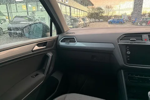 YA22HVK Volkswagen Tiguan 1.5 TSI Life Euro 6 (s/s) 5dr Thumbnail #16