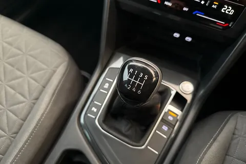 YA22HVK Volkswagen Tiguan 1.5 TSI Life Euro 6 (s/s) 5dr Thumbnail #21