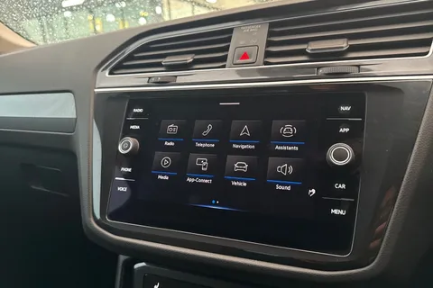 YA22HVK Volkswagen Tiguan 1.5 TSI Life Euro 6 (s/s) 5dr Thumbnail #37