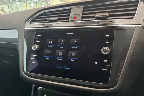 YA22HVK Volkswagen Tiguan 1.5 TSI Life Euro 6 (s/s) 5dr Thumbnail #38