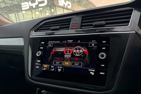 YA22HVK Volkswagen Tiguan 1.5 TSI Life Euro 6 (s/s) 5dr Thumbnail #45