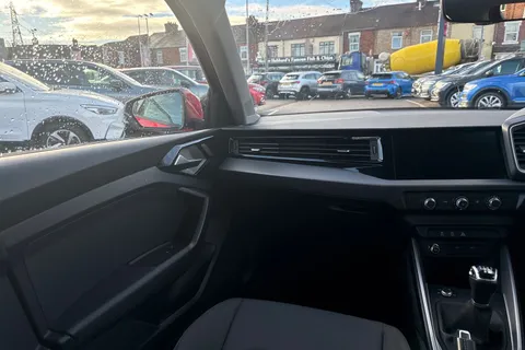 WJ24HXF Audi A1 1.0 TFSI 25 Sport Sportback Euro 6 (s/s) 5dr Thumbnail #16