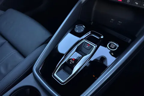 KT25YFD Audi A3 Black Edition 35 TFSI 150 PS S tronic Thumbnail #24