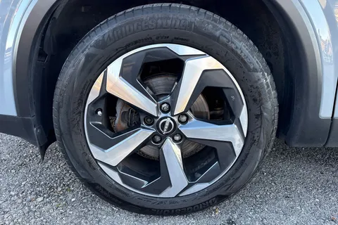 DF22KTV Nissan Qashqai 1.3 DIG-T MHEV N-Connecta XTRON Euro 6 (s/s) 5dr Thumbnail #10