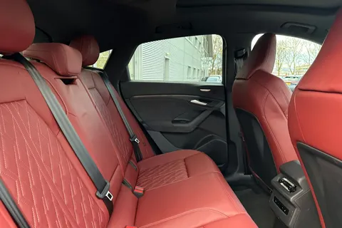 KY25EDK Audi Sq6 E-Tron SQ6 Sportback Edition 1 e-tron 360,00 kW Thumbnail #39