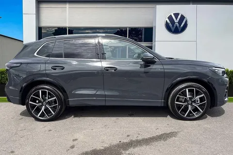 CY25ECD Volkswagen Tiguan 2.0 TDI R-Line 5dr DSG ⭐Winter pack with heated outer rear seats⭐ Thumbnail #4