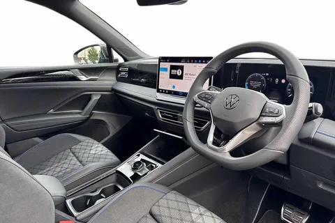 CY25ECD Volkswagen Tiguan 2.0 TDI R-Line 5dr DSG ⭐Winter pack with heated outer rear seats⭐ Thumbnail #8