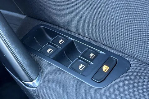 33 of 45 for Volkswagen Golf 2.0 TDI BlueMotion Tech GT DSG Euro 5 (s/s) 5dr