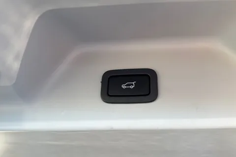 32 of 50 for Land Rover Range Rover 3.0 D300 MHEV Vogue SE SUV 5dr Diesel Auto 4WD Euro 6 (s/s) (300 ps)