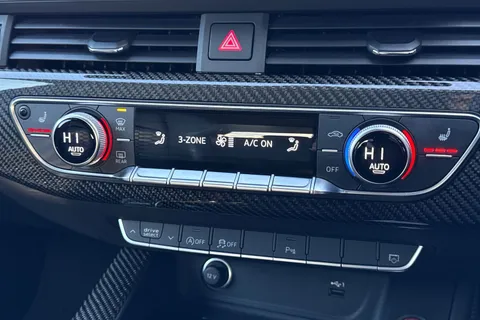 22 of 67 for Audi RS 4 Avant RS 4 Avant Carbon Black 450 PS tiptronic