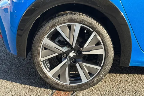 11 of 47 for PEUGEOT 208 1.2 PureTech GT EAT Euro 6 (s/s) 5dr