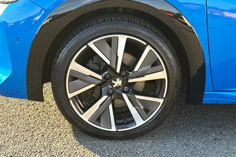 13 of 47 for PEUGEOT 208 1.2 PureTech GT EAT Euro 6 (s/s) 5dr