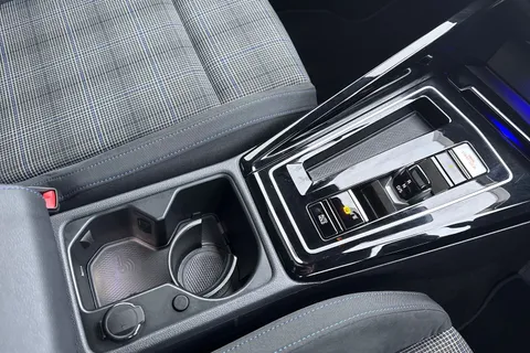 MV74WGZ Volkswagen Golf 1.4 TSI GTE 5dr DSG **PAN ROOF + 18' BAKERSFIELD ALLOYS** Thumbnail #23