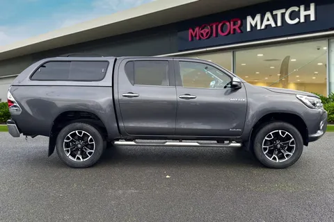 YD17RVJ Toyota Hilux 2.4 D-4D Invincible X Auto 4WD Euro 6 4dr (TSS, 3.5t) Thumbnail #4