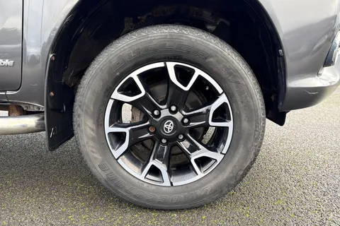 YD17RVJ Toyota Hilux 2.4 D-4D Invincible X Auto 4WD Euro 6 4dr (TSS, 3.5t) Thumbnail #7
