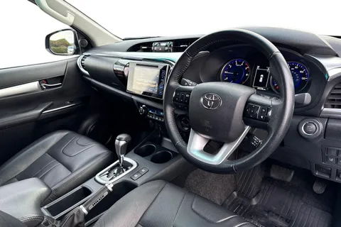 YD17RVJ Toyota Hilux 2.4 D-4D Invincible X Auto 4WD Euro 6 4dr (TSS, 3.5t) Thumbnail #8