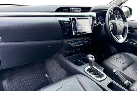 YD17RVJ Toyota Hilux 2.4 D-4D Invincible X Auto 4WD Euro 6 4dr (TSS, 3.5t) Thumbnail #9