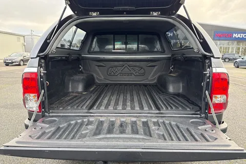 YD17RVJ Toyota Hilux 2.4 D-4D Invincible X Auto 4WD Euro 6 4dr (TSS, 3.5t) Thumbnail #10