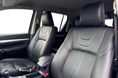 YD17RVJ Toyota Hilux 2.4 D-4D Invincible X Auto 4WD Euro 6 4dr (TSS, 3.5t) Thumbnail #11