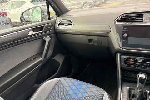 KR23OBB Volkswagen Tiguan 2.0 TSI 320 4Motion R 5dr DSG **PAN ROOF + WINTER PACK + AREA VIEW** Thumbnail #21