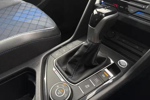 KR23OBB Volkswagen Tiguan 2.0 TSI 320 4Motion R 5dr DSG **PAN ROOF + WINTER PACK + AREA VIEW** Thumbnail #45