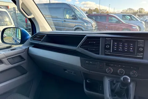 CX74LDJ Volkswagen Transporter 2.0 TDI 150 Highline Kombi Van Thumbnail #21