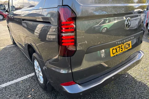 CX75HZW Volkswagen Transporter 2.0 TDI T28 Commerce Pro FWD SWB Euro 6 (s/s) 5dr Thumbnail #8